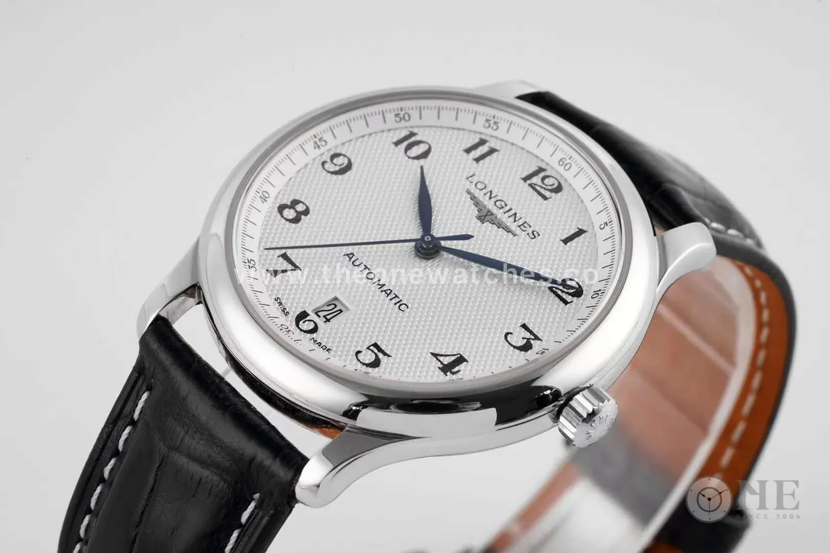 Master Collection cadran blanc sur bracelet en cuir noir – Image 4