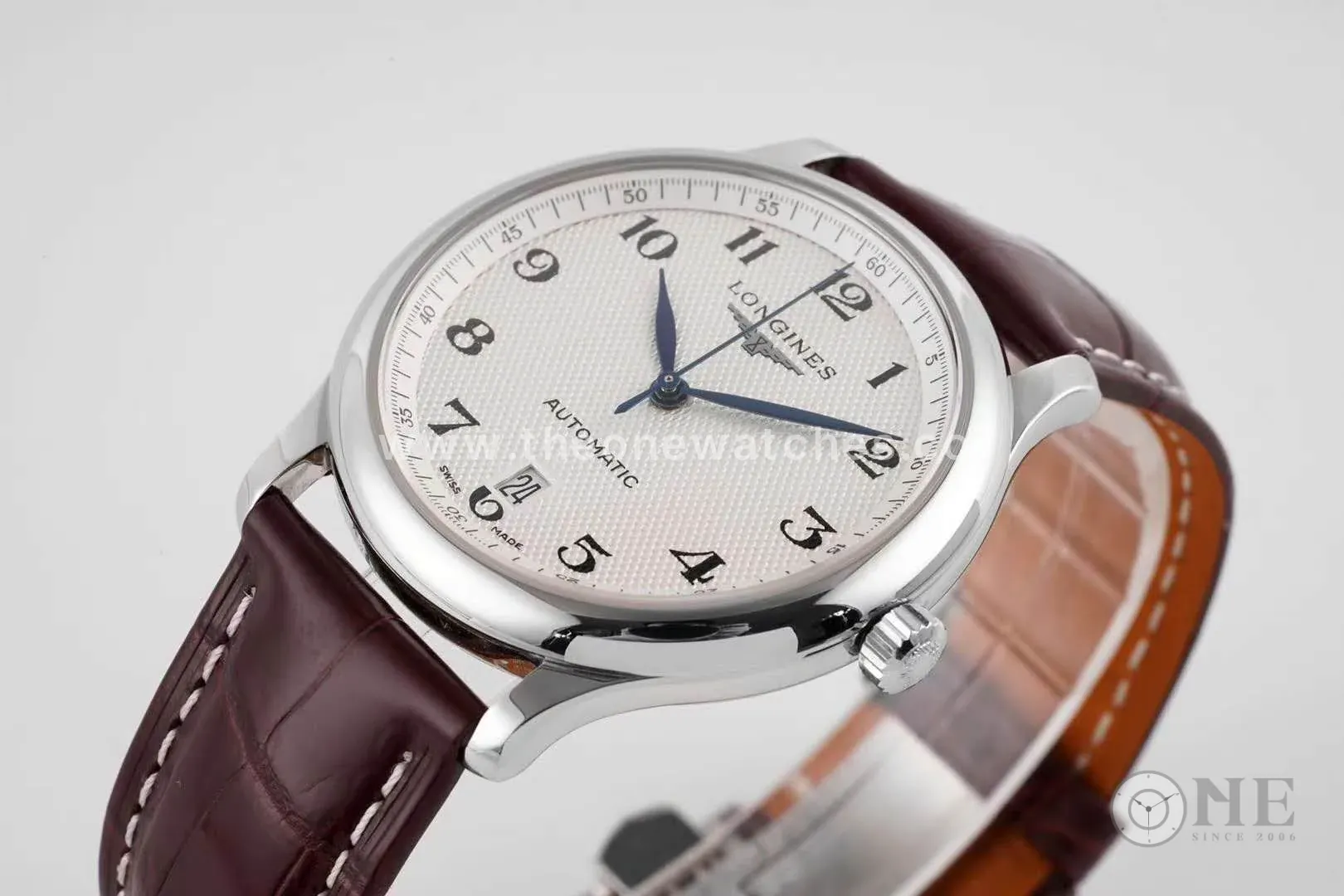 Master Collection cadran blanc sur bracelet en cuir marron – Image 4