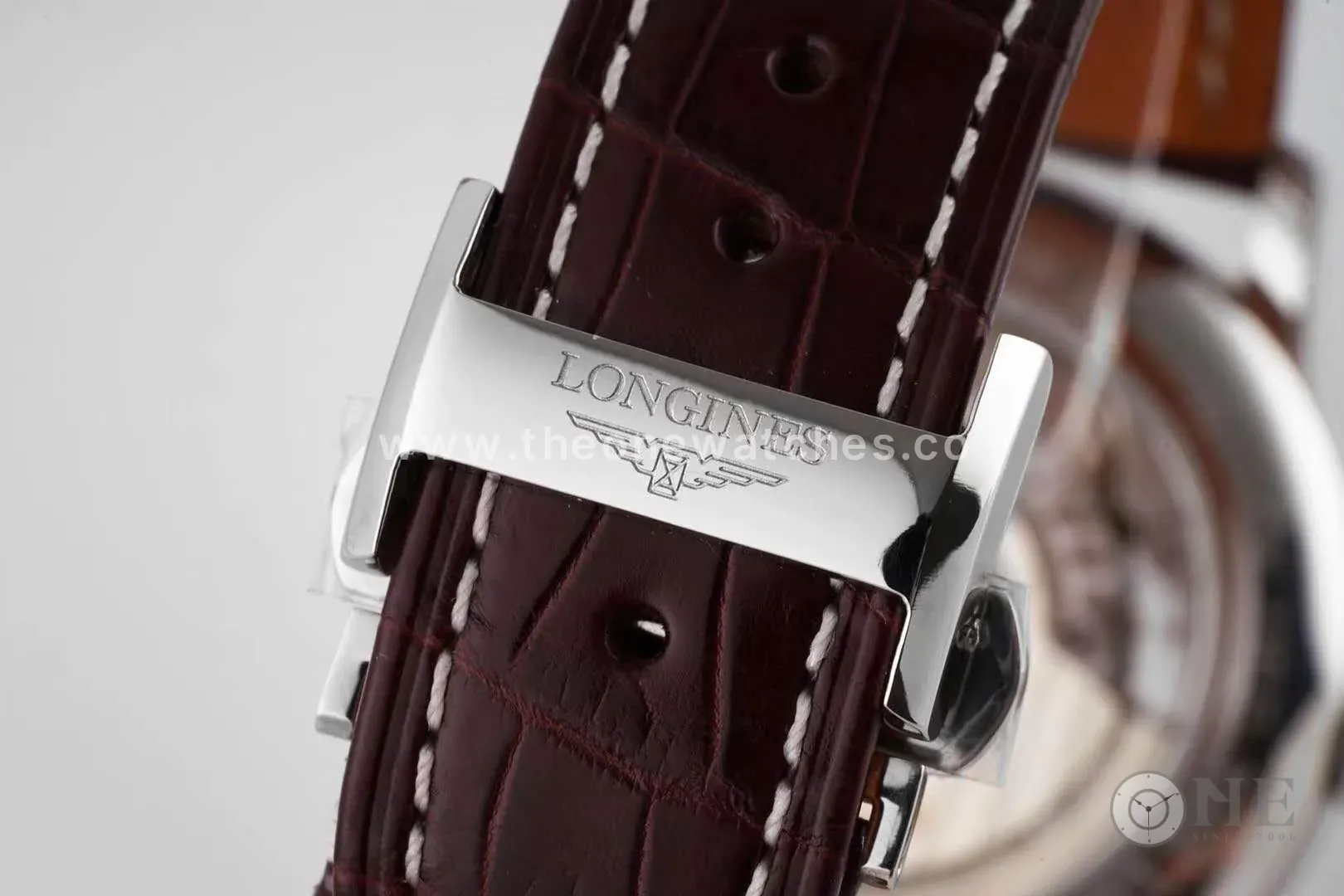 Master Collection cadran blanc sur bracelet en cuir marron – Image 5