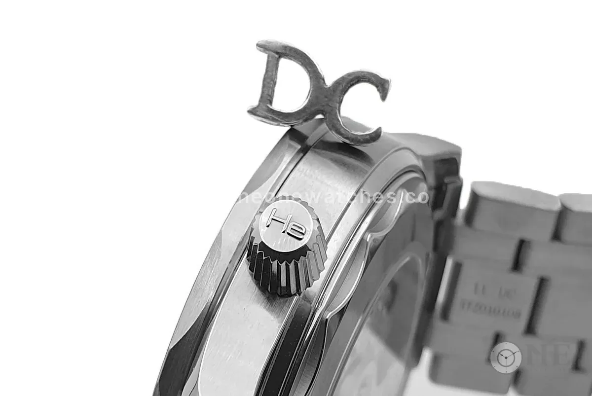 Seamaster Diver 300M Omega Co-Axial Master Chronometer 42mm White Dial with Black Bezel - Image 9