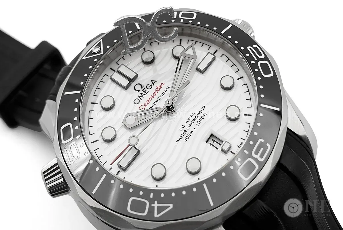 Seamaster Diver 300M Co-Axial Master Chronometer esfera blanca con correa de caucho negra - Imagen 4