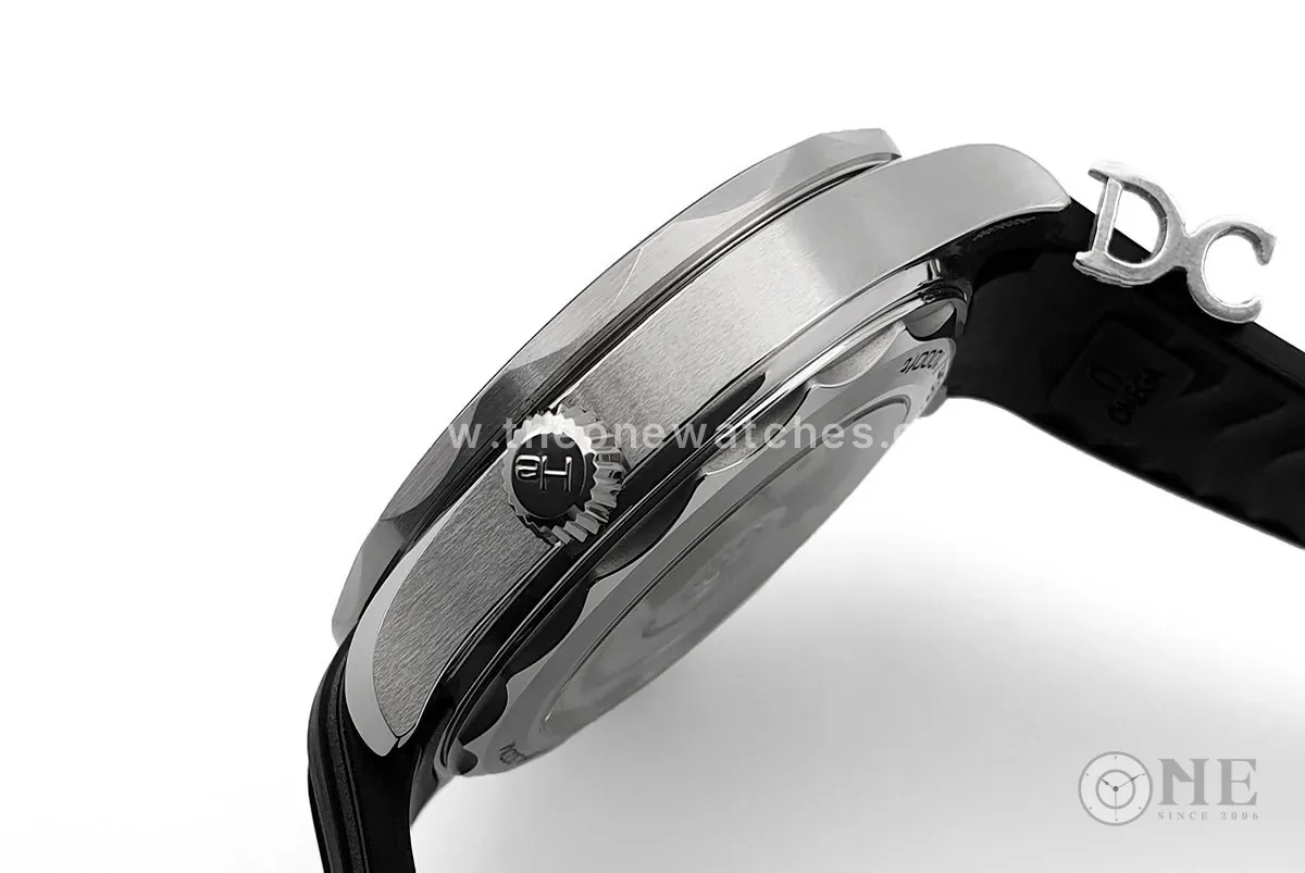 Seamaster Diver 300M Co-Axial Master Chronometer esfera blanca con correa de caucho negra - Imagen 9