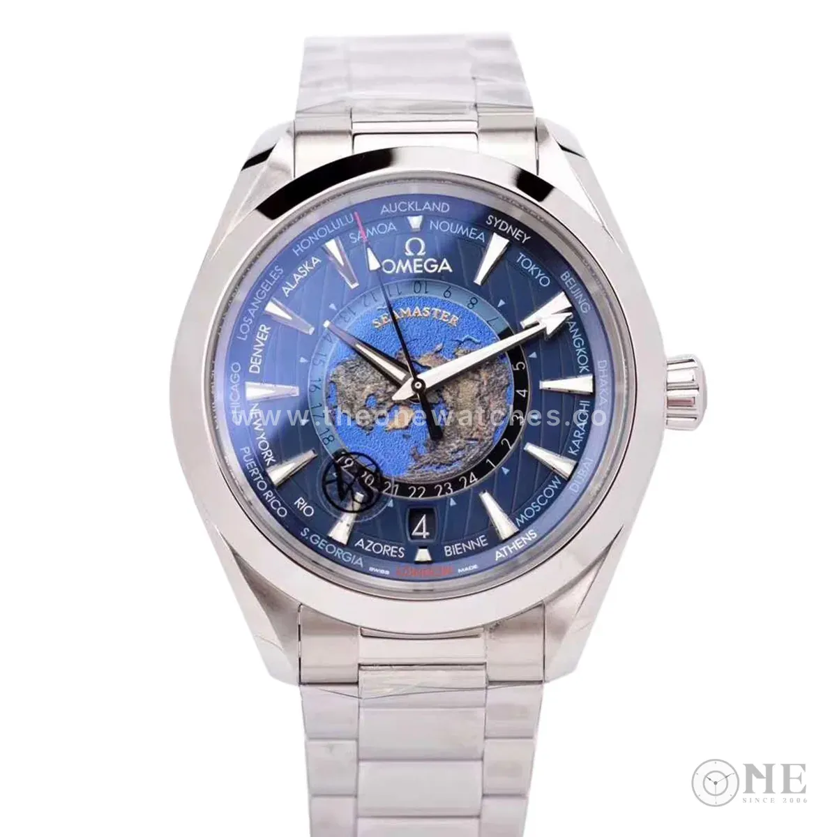 Seamaster Aqua Terra Worldtimer Master Chronometer cadran bleu sur bracelet