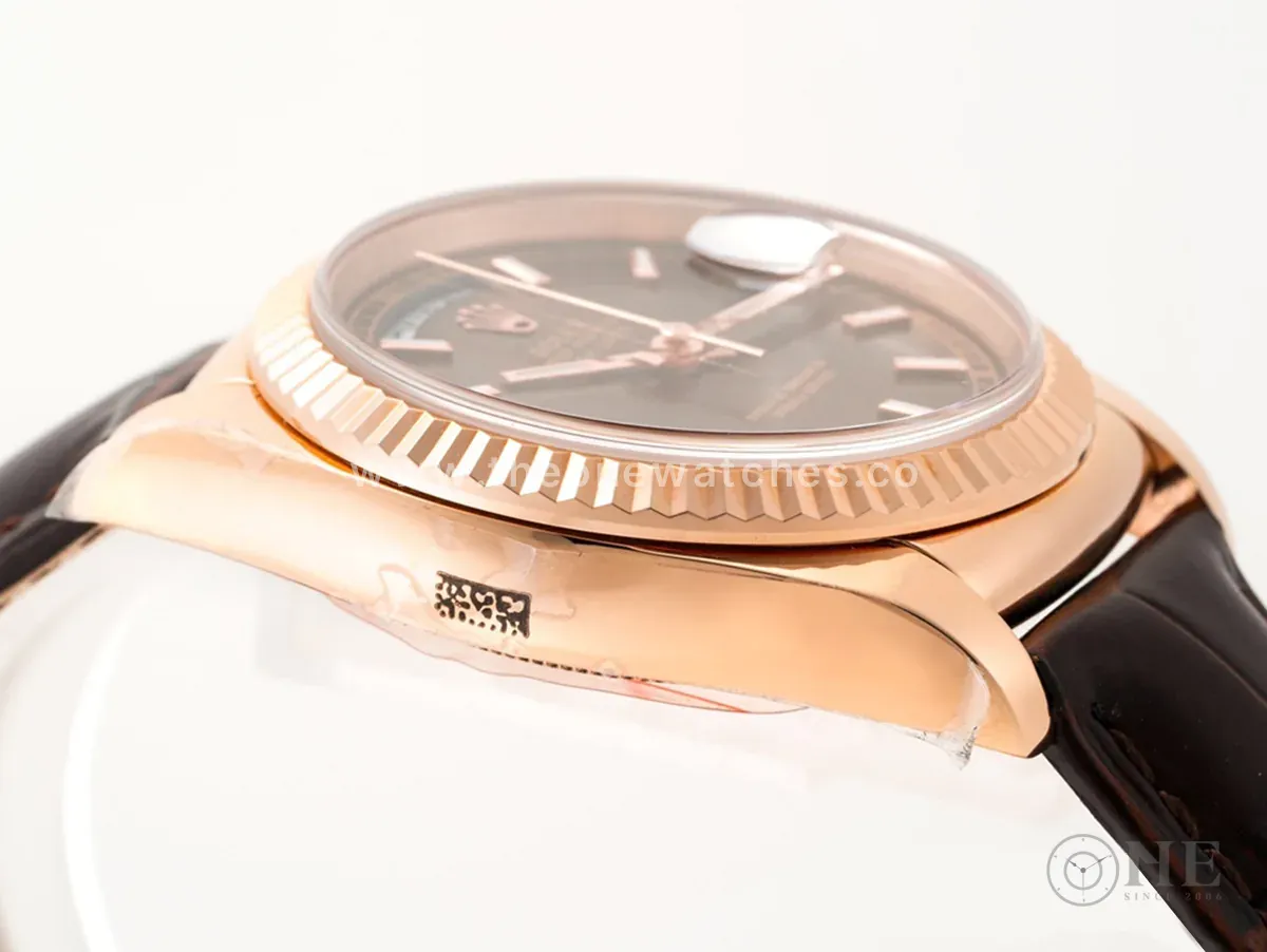 Day-Date 40 quadrante marrone in oro rosa su cinturino in pelle - immagine 4