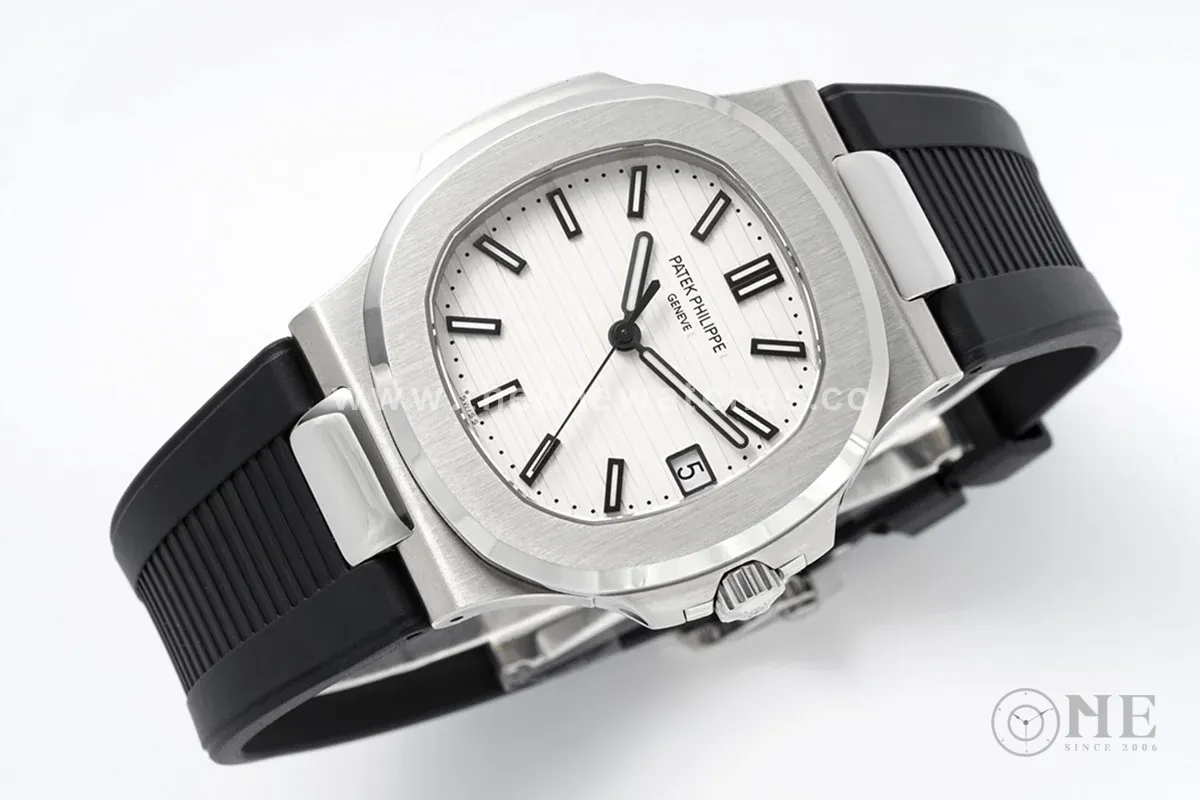 Nautilus Jumbo 5711/1A White Dial on Rubber Strap