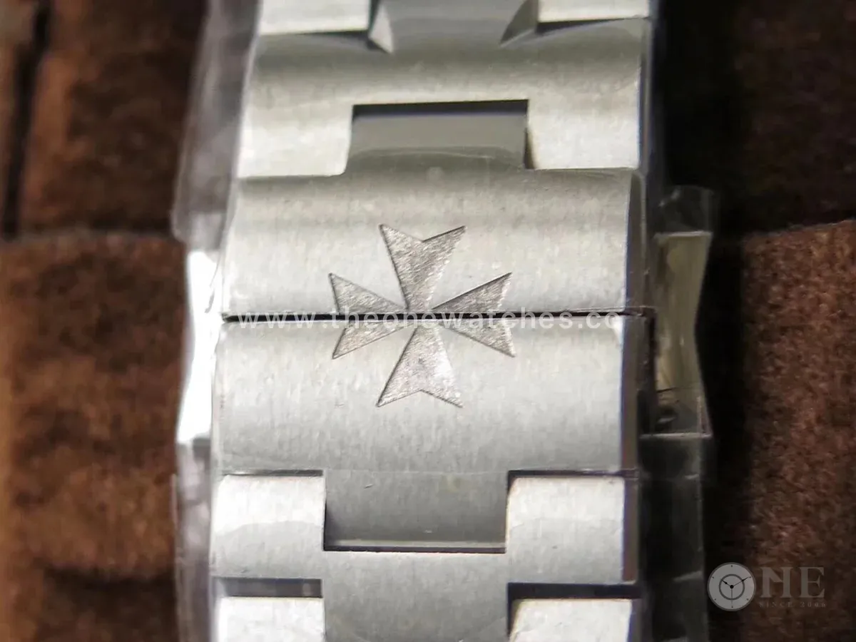 Overseas Dual Time White Dial in Steel