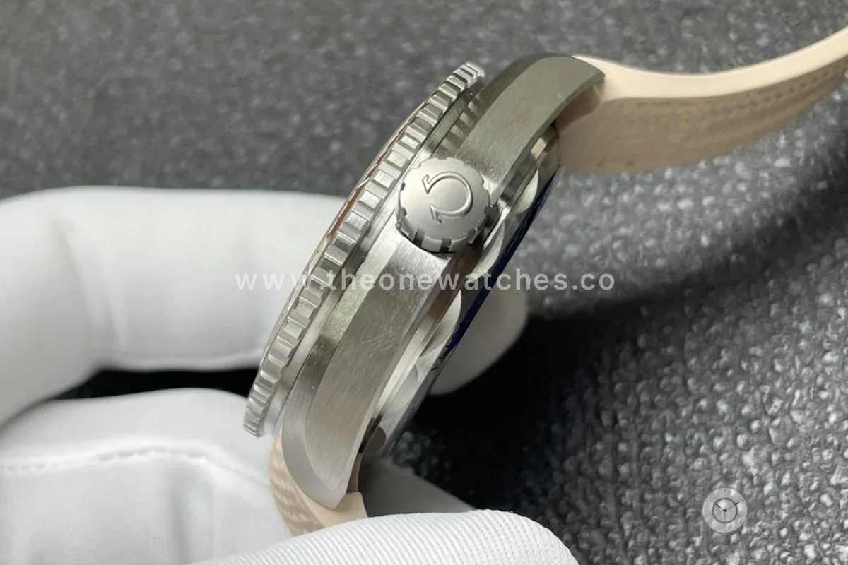 Seamaster Planet Ocean 600M 43.5mm Steel Beige Dial on Rubber Strap