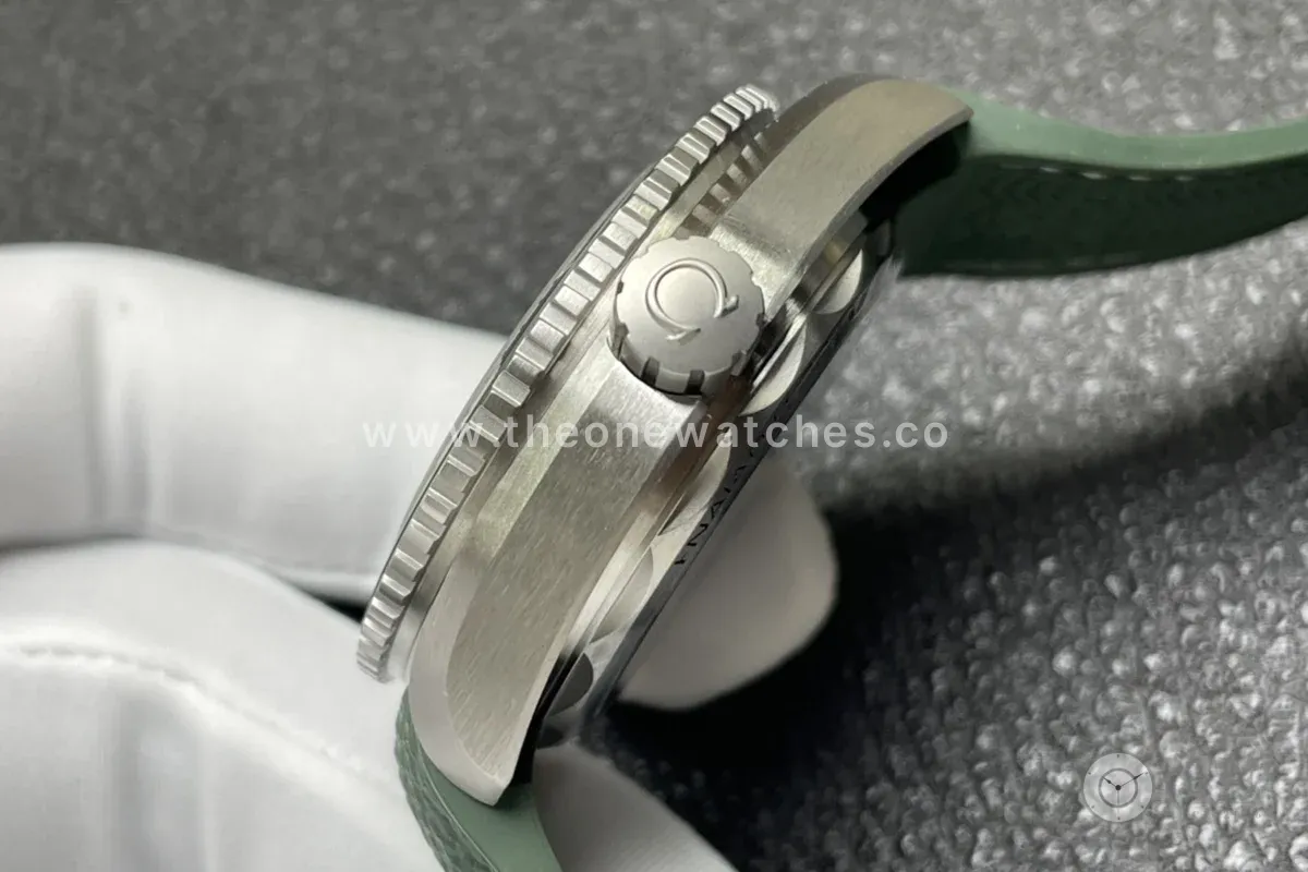 Seamaster Planet Ocean 600M 43.5mm White Dial Steel on Rubber Strap