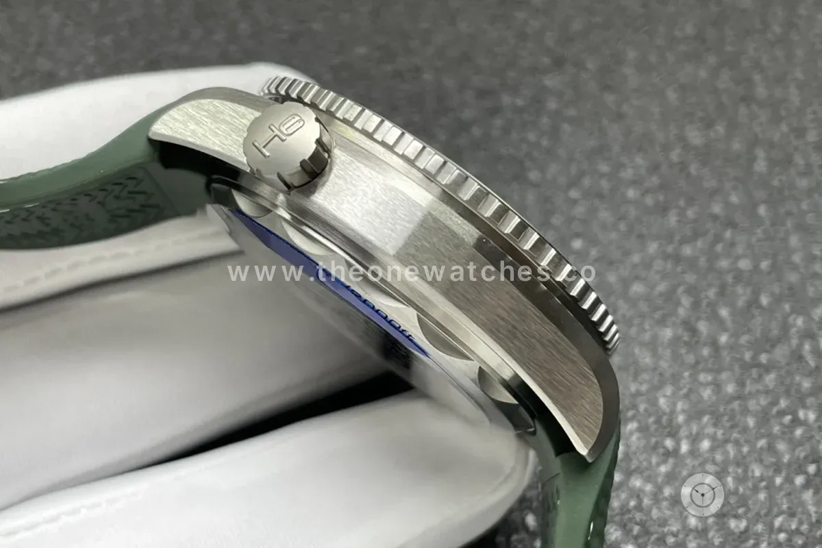 Seamaster Planet Ocean 600M 43.5mm White Dial Steel on Rubber Strap
