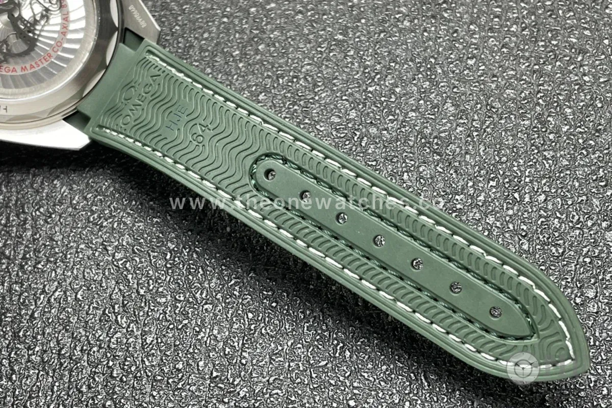 Seamaster Planet Ocean 600M 43.5mm White Dial Steel on Rubber Strap